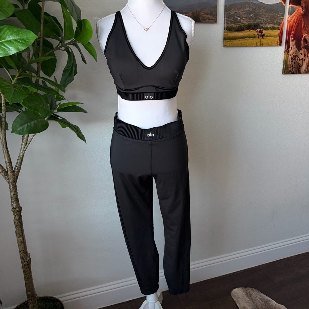 ALO Yoga Women's Black Pants & Bra Set